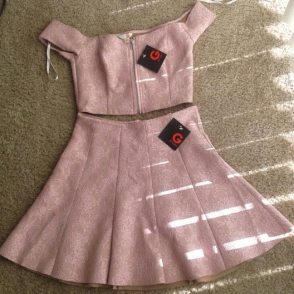 (XS) G by Guess Off shoulder Top&Flounce Skirt Set